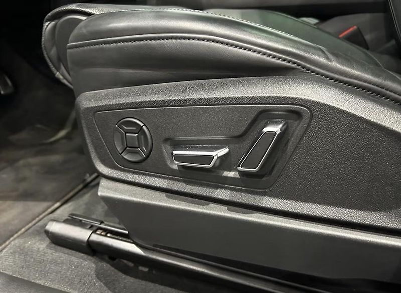Audi Q8 e-tron 55 Q 360k Pano Tažné 4 zóny - fotka 7 z 19