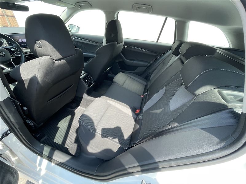 Škoda Octavia 2,0 TDI Combi Ambition Plus - fotka 17 z 24