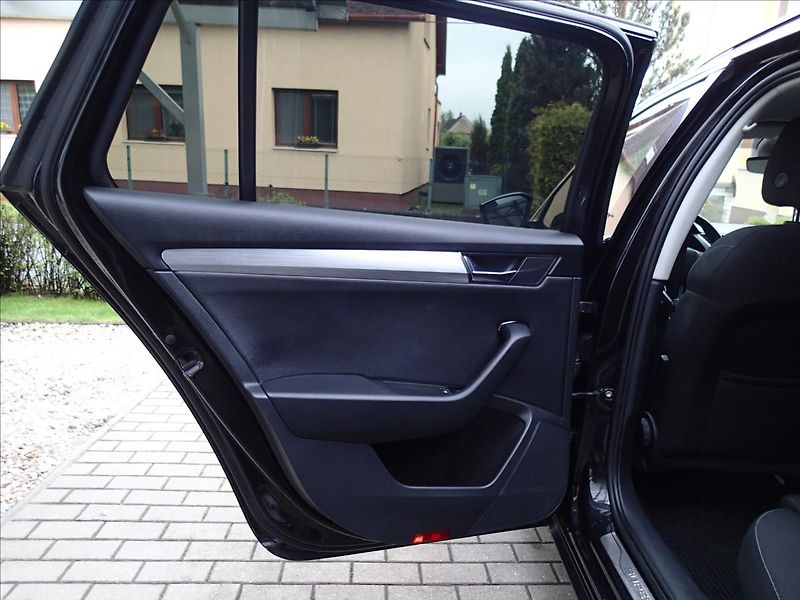 Škoda Superb 2,0 TDi, DSG, 4x4 , Tažné - fotka 40 z 48