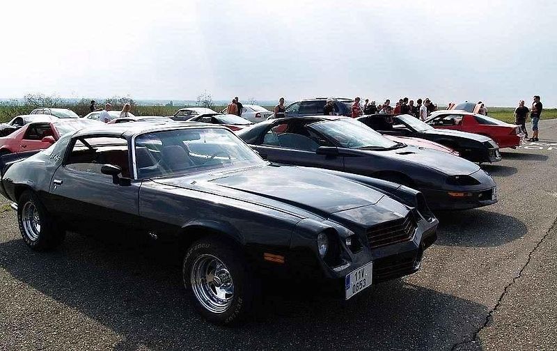 Sraz amerických vozů Chevrolet Camaro a Pontiac Firebird v Kolíně.