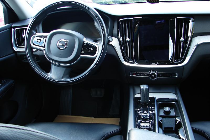 Volvo V60 CC 2.0B4 AWD MildHybrid ZADÁN! - fotka 13 z 46