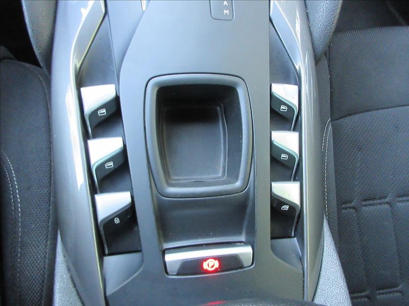 Citroën DS5 2,0 HDi Hybrid, 4x4, automat - fotka 21 z 26