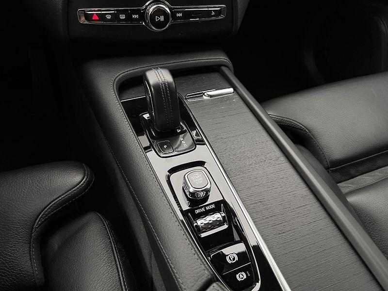 Volvo XC90 B5 AWD MOMENTUM PRO AUT - fotka 27 z 40