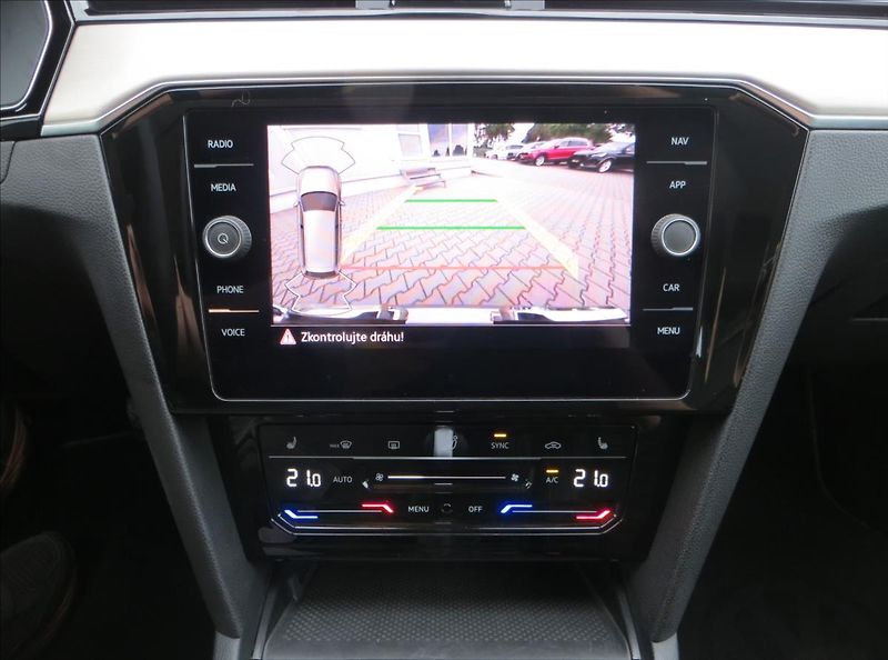 Volkswagen Passat 1,5 TSI 110kW DSG Elegance ČR - fotka 17 z 26