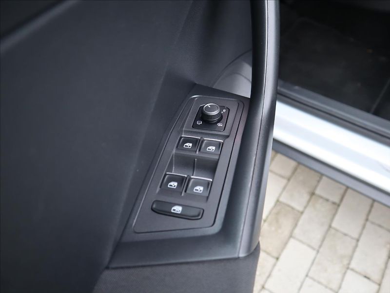 Volkswagen T-Roc 1,6 TDi Style LED Webasto Asis - fotka 8 z 39