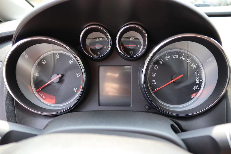 Opel Astra Opel Astra J Sports Tourer 1.7 - fotka 31 z 54