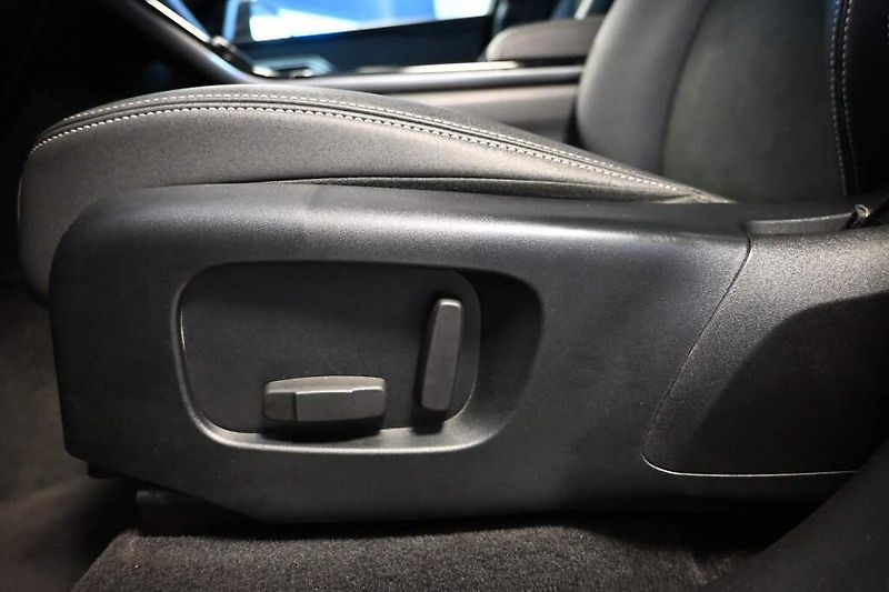 Land Rover Range Rover Velar (2019) 2.0 4x4 ACC Tažné 8AT D180 - fotka 28 z 37