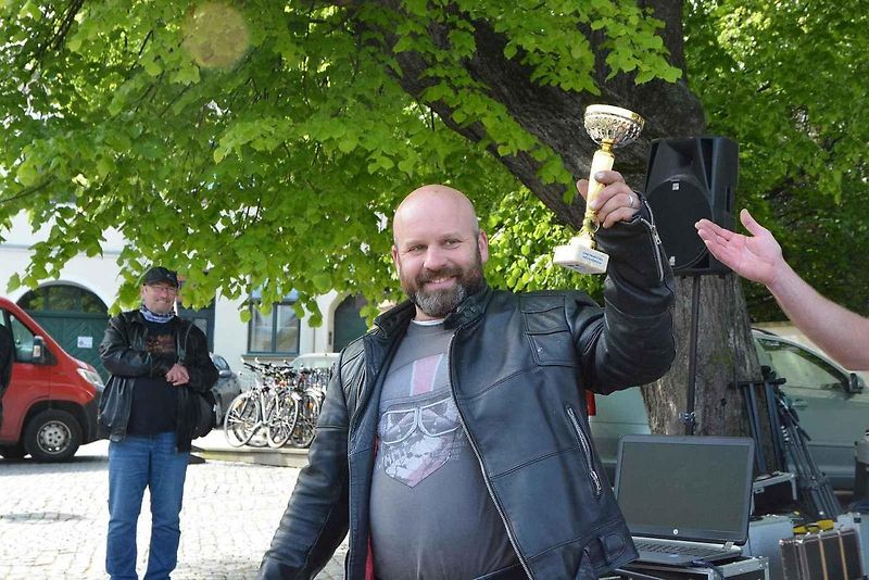 Stovka nablýskaných motocyklů a automobilů předválečné a meziválečné éry vyrazila v neděli z Horního náměstí v Přerově na spanilou jízdu regionem. Nejstarší účastnicí byla osmaosmdesátiletá Libuše Šulcová, která na trasu vyrazila na motocyklu BSA 770 se s