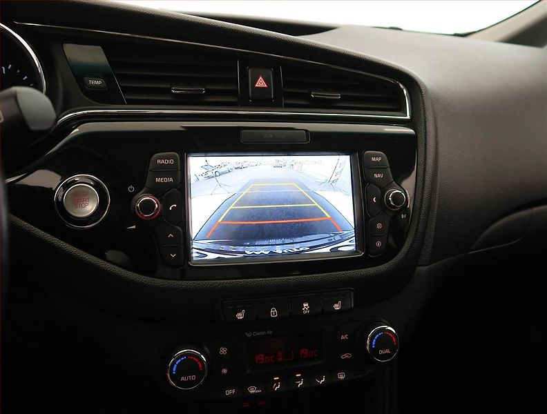Kia Ceed (2015) 1.6 CRDi, Navi, Xenony - fotka 16 z 23
