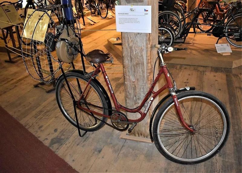 Motokola byla v různých obdobích velmi oblíbeným dopravním prostředkem. Toto je vůbec první český produkt tohoto druhu