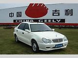 Geely Merrie 300 je ukázkový příklad toho, jak z příšerného a bezpohlavního auta udělat prodejní hit. Tedy alespoň v Číně. Stačí naroubovat přední část Mercedesu-Benz W203 a nezapomenout namontovat na kapotu znak, který tvarem nápadnou podobnost podtrhuje