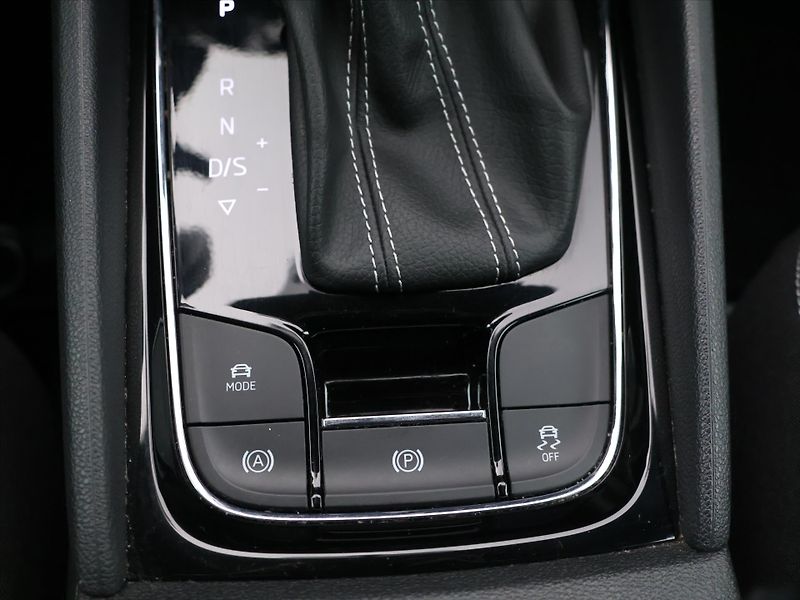 Škoda Karoq 1,5 TSI 110kW Sportline DSG CZ - fotka 21 z 27