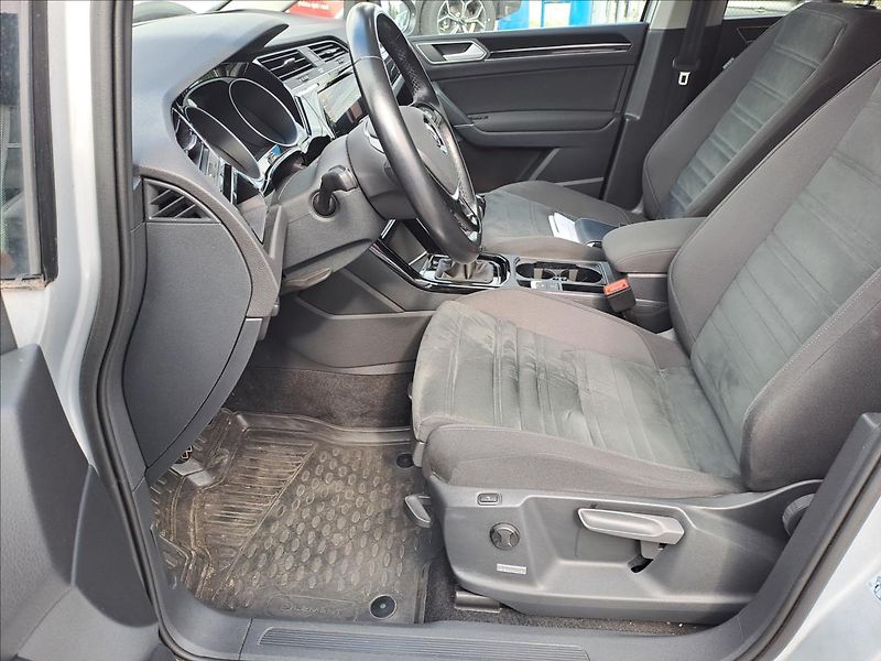 Volkswagen Touran 2,0 TDI HIGHLINE - fotka 6 z 27