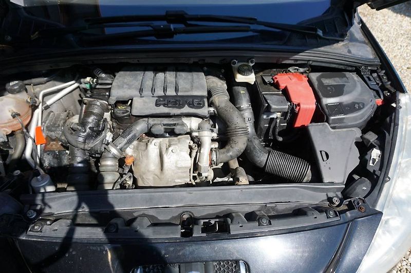 Peugeot 308 (2010) 1,6 HDI  nové v ČR - fotka 13 z 24