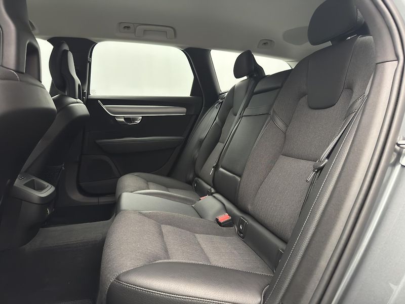 Volvo V90 D4 MOMENTUM PRO  - fotka 6 z 52
