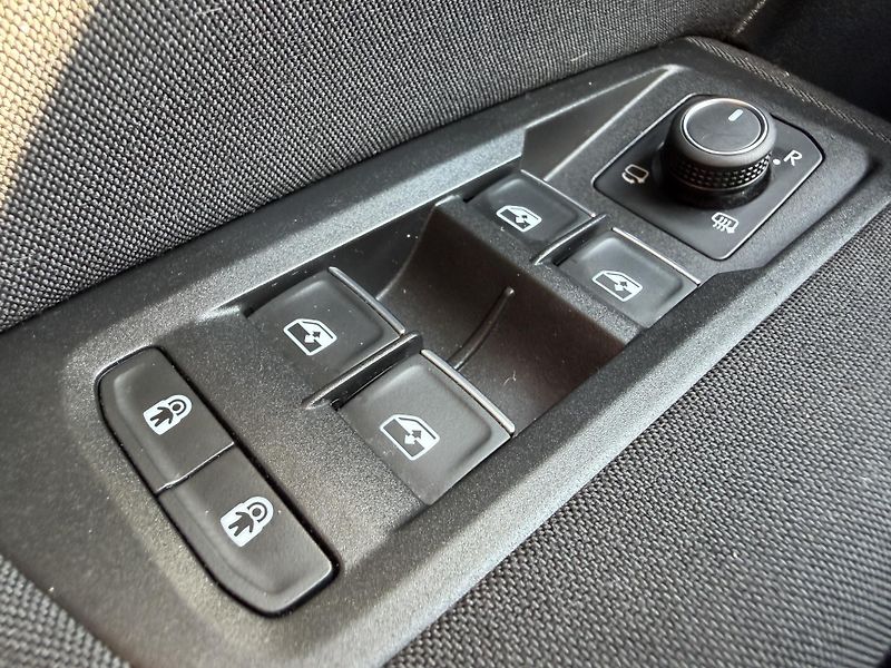 Volkswagen Touran 1.4 TSI PANO ALCANTARA MASÁŽ - fotka 15 z 44
