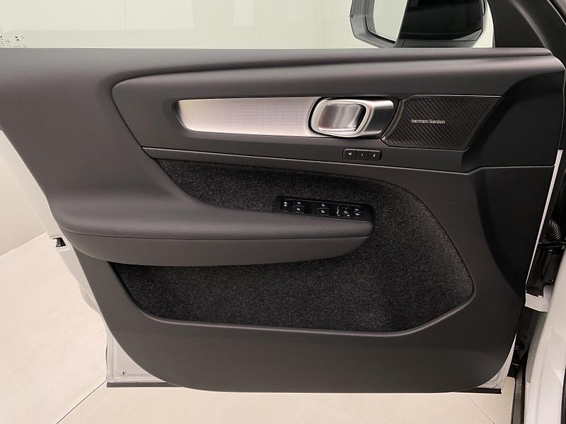 Volvo XC40 (2026) B3 AUT DARK ULTRA  - fotka 7 z 60