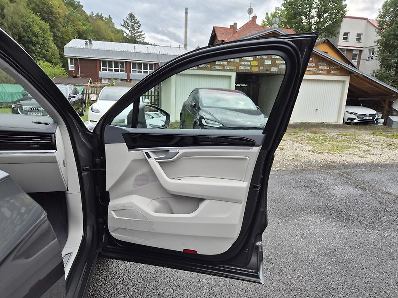 Volkswagen Touareg 3,0TDi 170kw 4x4 DSG TZ 19ALU - fotka 33 z 43