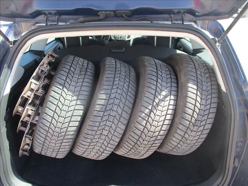 Ford Focus 1,6 i, klimatizace,serviska,CZ - fotka 25 z 36