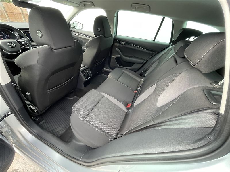 Škoda Octavia 2,0 TDI Combi Ambition Plus - fotka 17 z 23