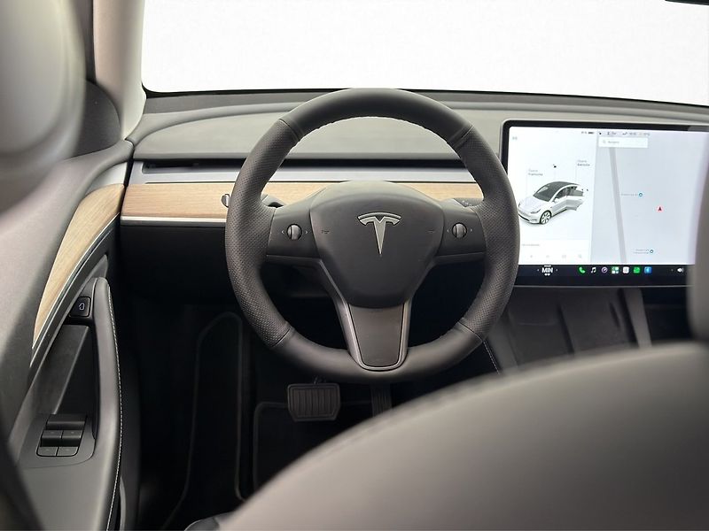 Tesla Model Y Long Range AWD - fotka 11 z 29