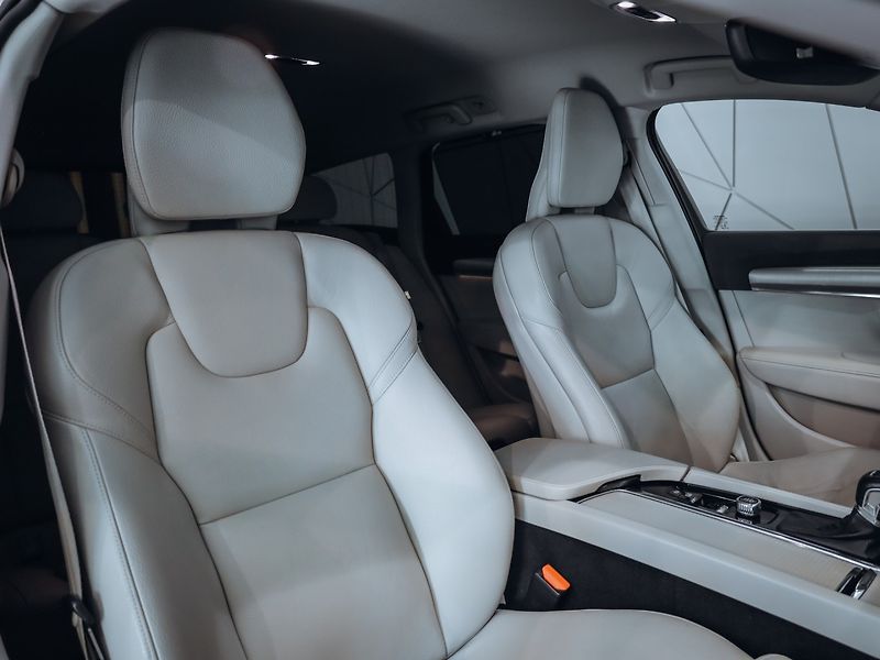 Volvo V90 D5 Momentum 173 kW AWD - fotka 26 z 30