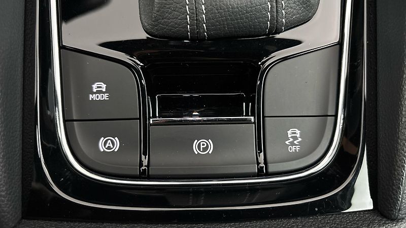 Škoda Karoq 1.5 TSI DSG Sportline - fotka 22 z 26