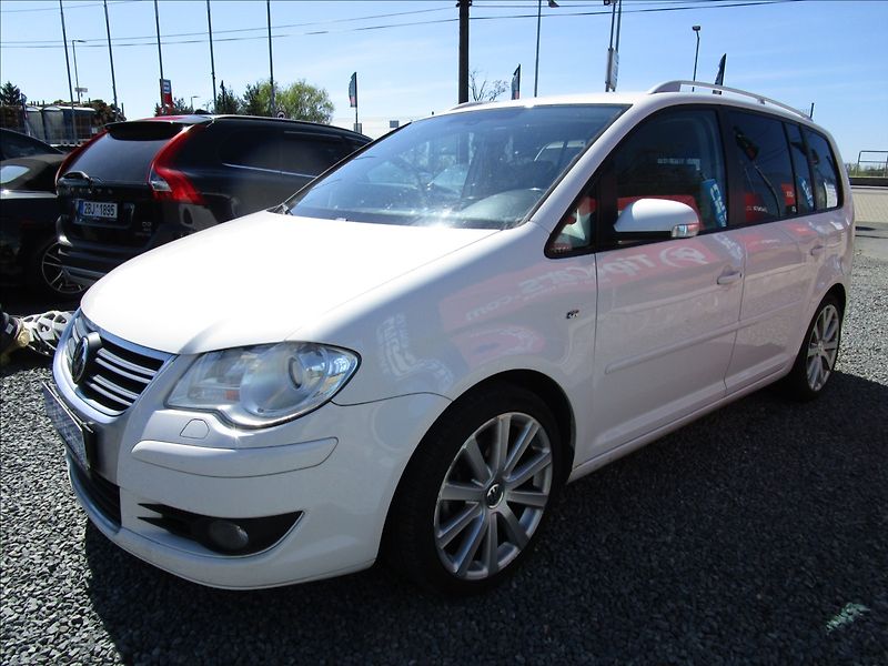Volkswagen Touran 2.0TDi DSG Highline, 7 míst - fotka 1 z 49