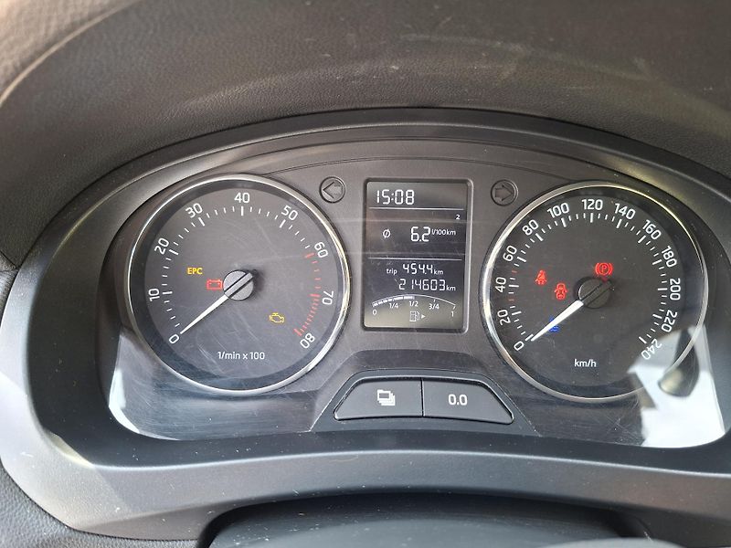 Škoda Rapid (2013) 1.2 TSI, první majitel, +zimní - fotka 17 z 24