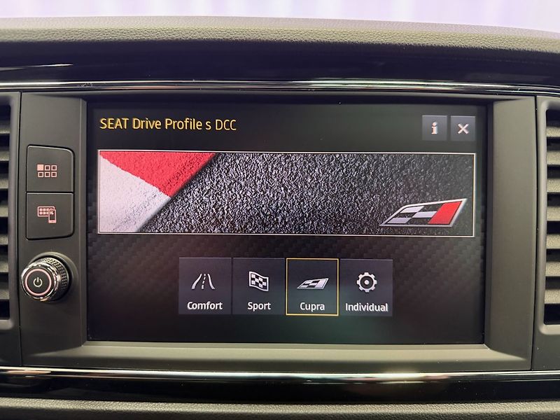 Seat Leon Cupra 300 2.0 TSI, 221 kW / 30 - fotka 15 z 25
