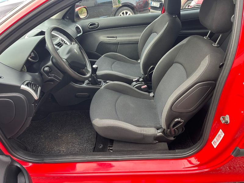 Peugeot 206 (2009) + 1.1 i - fotka 7 z 15