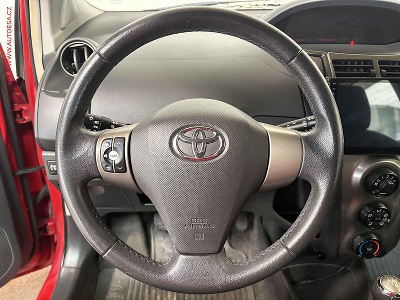 Toyota Yaris (2010) 1.0 i, ČR, STK10/28, AC - fotka 15 z 15
