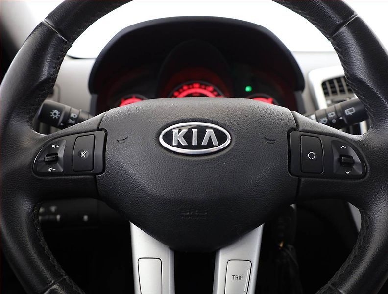 Kia Ceed (2011) 1.6 CRDi, Serv.kniha - fotka 8 z 15