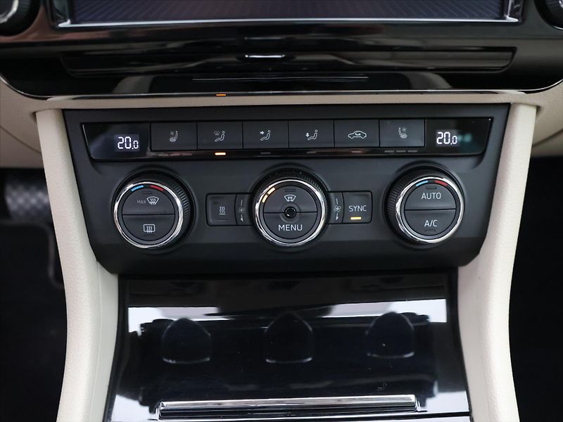 Škoda Superb 2,0 TDI 140kW DSG 4x4 CZ L&K - fotka 25 z 38