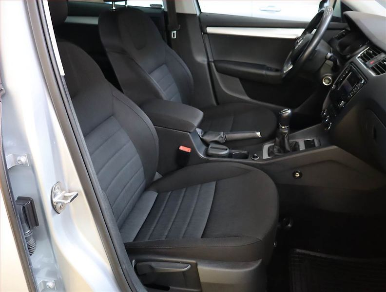 Škoda Octavia (2015) 1.6 TDI 4x4, 4X4, Bi-Xenony - fotka 9 z 19