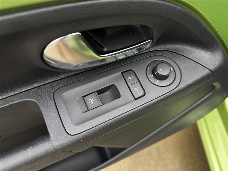 Škoda Citigo 1,0 AUTOMAT NAV SENZORY VÝHŘEV - fotka 22 z 30