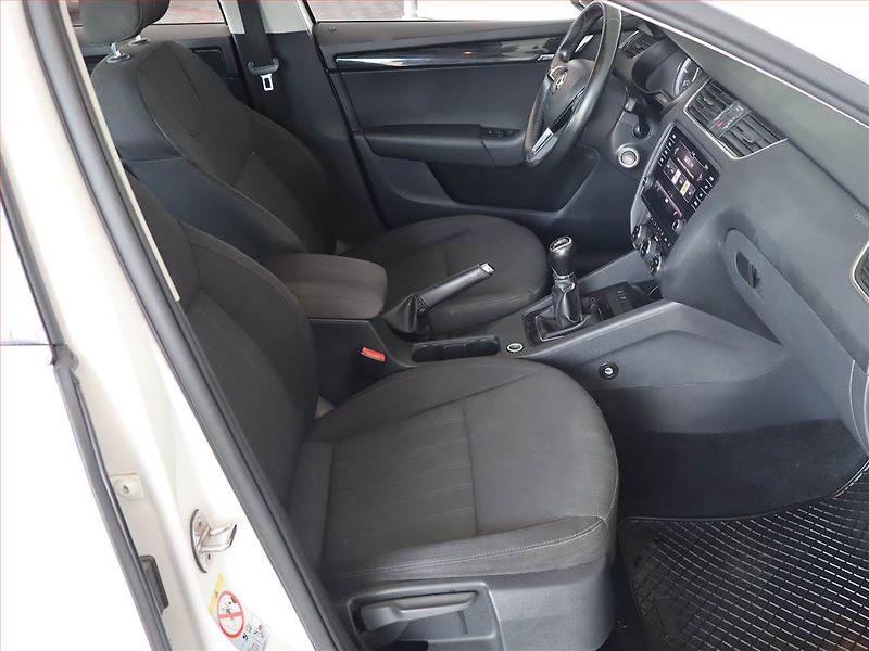 Škoda Octavia (2017) 1.6 TDI, Xenony, Tempomat - fotka 9 z 20