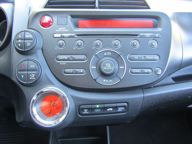 Honda Jazz (2012) 1.3 16V 73kW - fotka 31 z 35