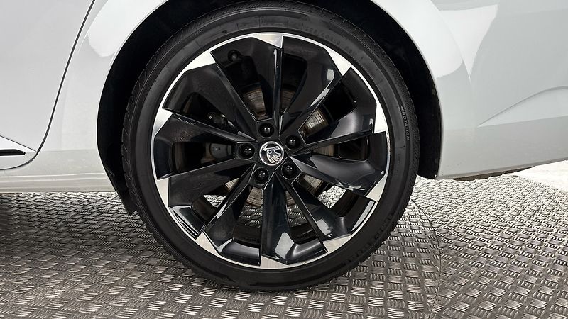 Škoda Superb 2.0 TDI DSG 4x4 Sportline Comb - fotka 19 z 29