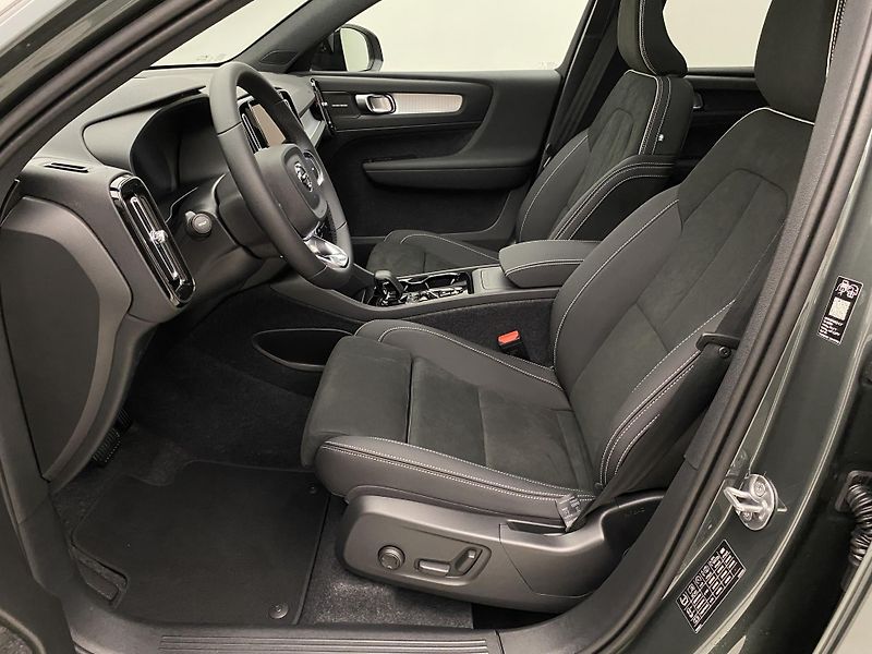 Volvo XC40 (2026) B3 AUT DARK ULTRA  - fotka 3 z 64