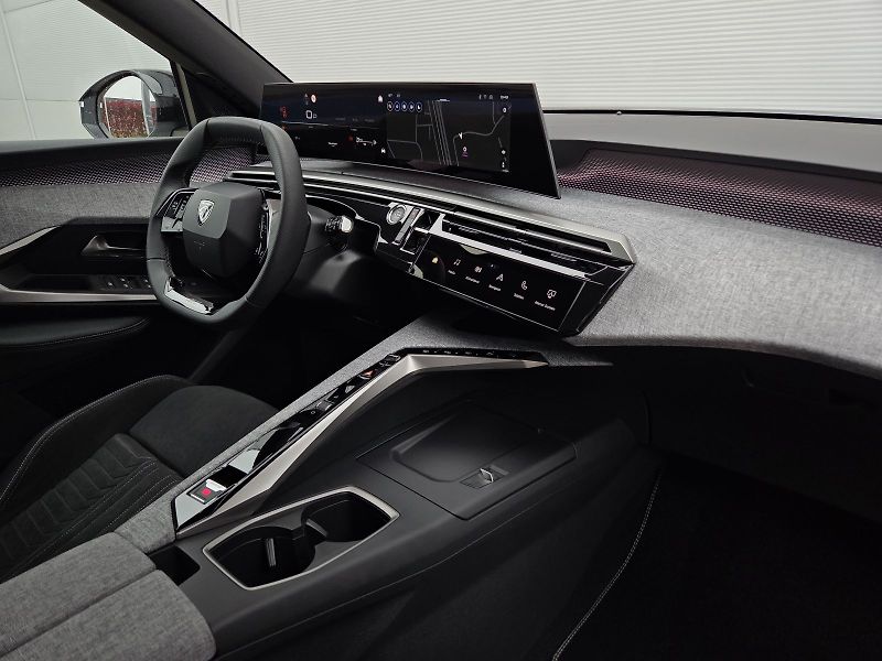 Peugeot 5008 (2025) 5008 GT Hybrid 145 e-DCS6 - fotka 13 z 16