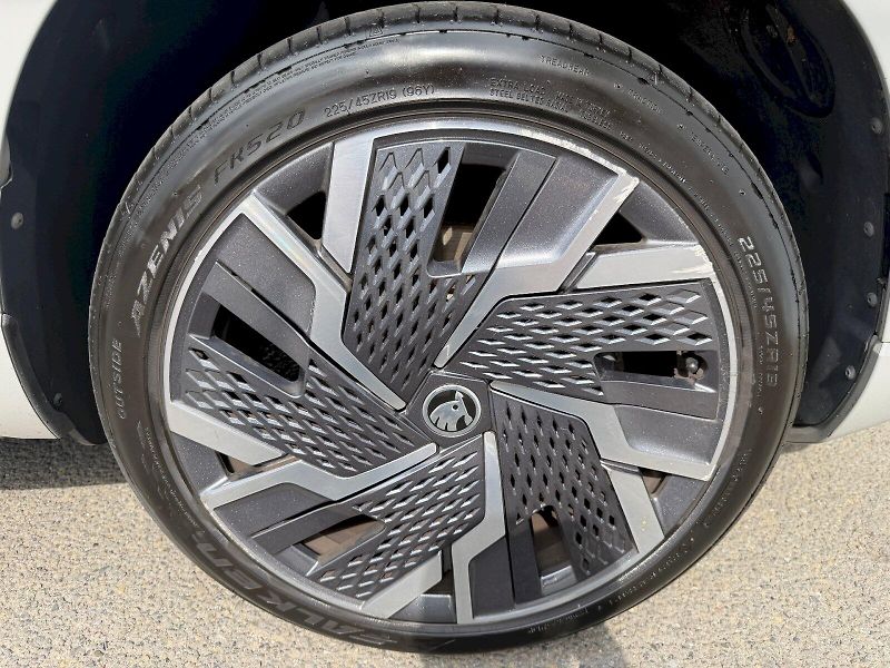 Škoda Karoq (2023) 2.0 TSI 140kW DSG SportLine - fotka 35 z 35