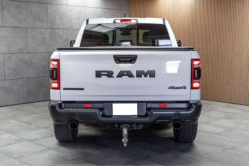 Dodge RAM 5.7 HEMI BIGHORN 4x4*PPF*ČR 1M - fotka 5 z 49