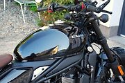 Stroj má benzinový motor o objemu 450 ccm s výkonem 32 kW.