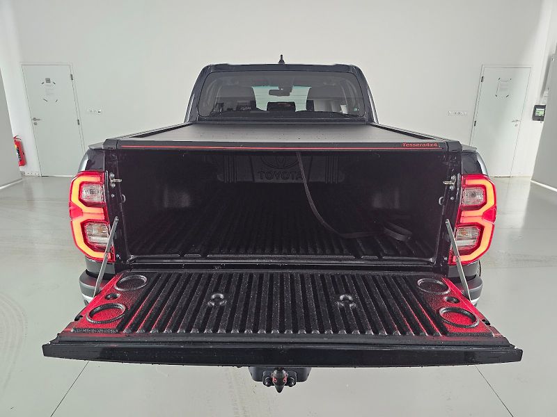 Toyota Hilux (2025) 2.8 D-4D 204k 6AT EXECUTIVE TA - fotka 31 z 32