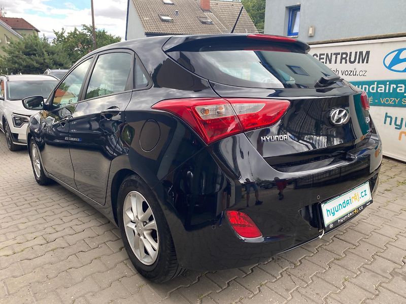 Hyundai i30 1.6-NÍZKÉ KM-1.maj-facelift - fotka 9 z 18