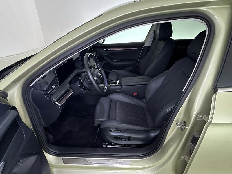 Škoda Superb Laurin & Klement DSG - fotka 7 z 32