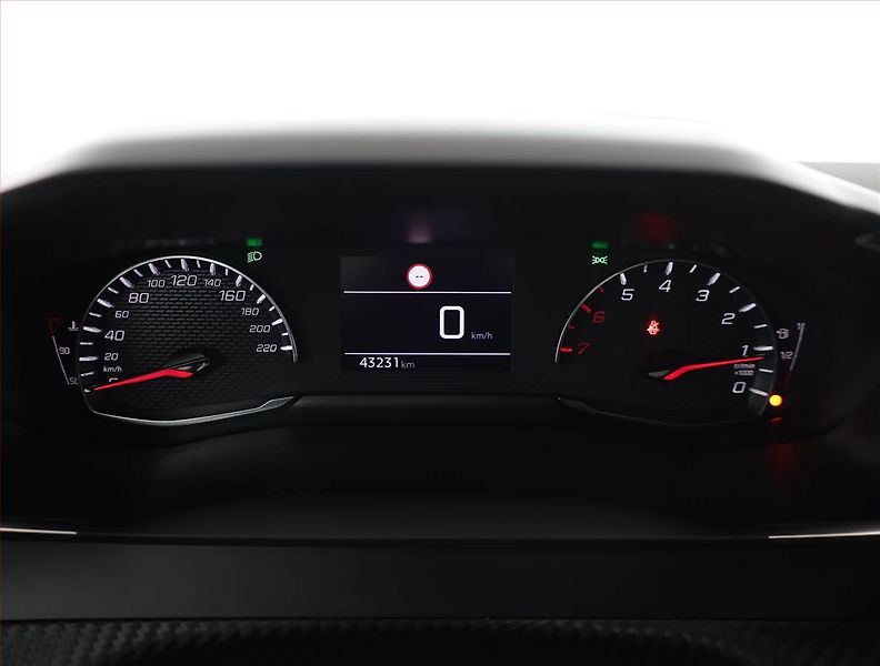 Peugeot 2008 (2023) 1.2 PureTech, ČR,1.maj - fotka 9 z 20