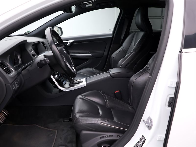 Volvo V60 2.4 D6 162kW R-Design Aut. DPH - fotka 11 z 37