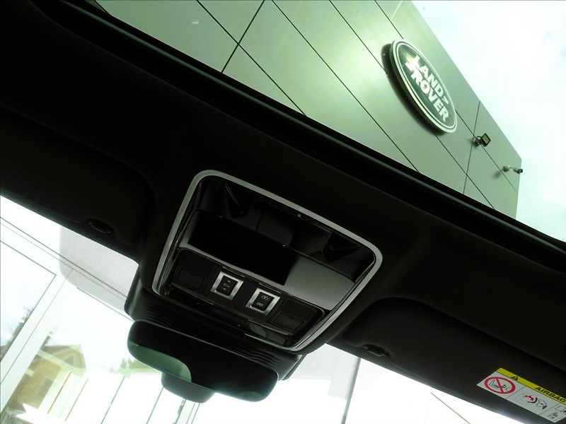 Land Rover Range Rover Velar 3,0 D300 DYNAMIC SE AWD - fotka 11 z 30